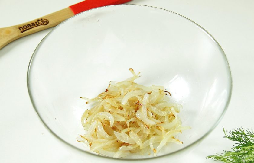 1. Этап. Салат с грибами и крабовыми палочками: 2. Нарежьте лук перьями и обжарьте на сковороде до готовности. Переложите в глубокую миску или сразу в салатник.