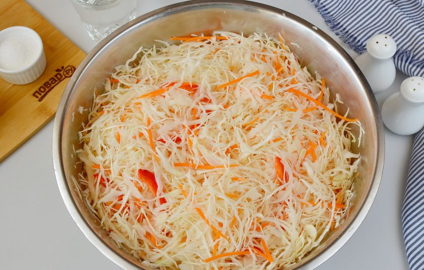 1. Этап. Капуста закусочная: Сложите все овощи в большую миску, перемешайте.