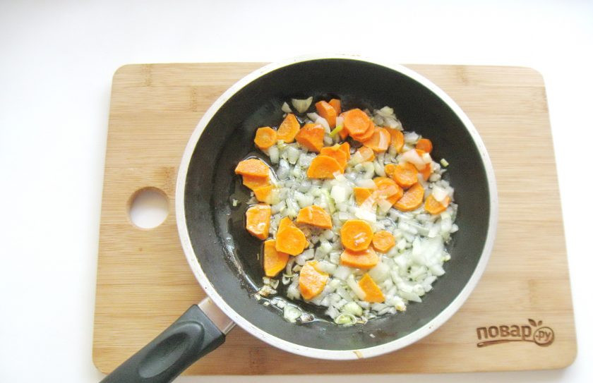 1. Этап. Уха из пеленгаса: Слегка припустите овощи в сковороде.