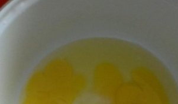 1. Этап. Блины конвертом: Начинаем готовить тесто для блинов. Взбиваем яйца с сахаром и солью.