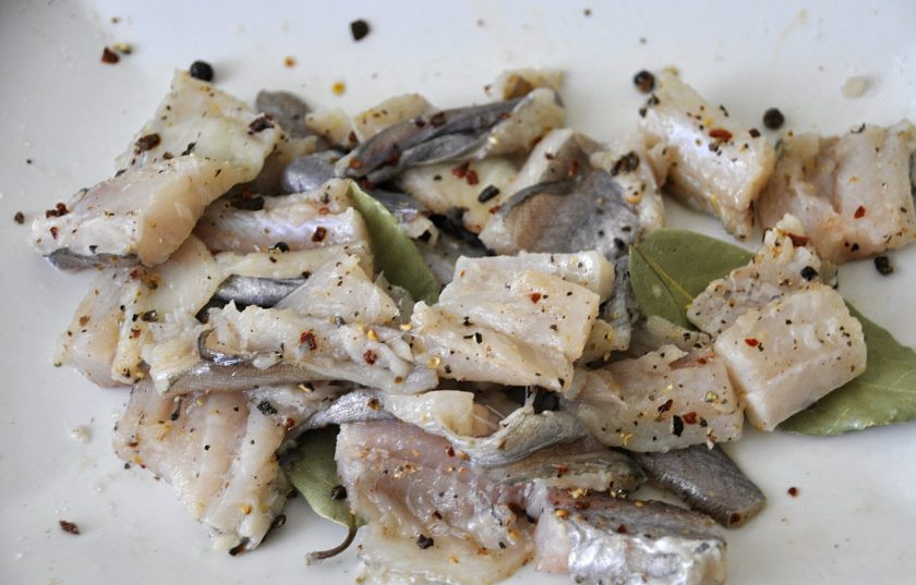 1. Этап. Путассу под маринадом: Посолите, добавьте немного сахарного песка, сбрызните уксусом и перемешайте, дайте рыбе настояться 30-40 минут.