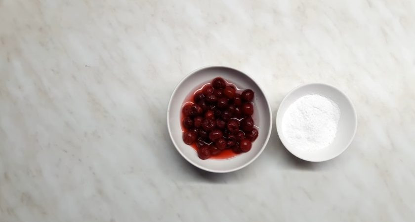 1. Этап. Сметанное желе Полосатое: 2. Тем временем вишню очистите от косточки, добавьте к ней сахарную пудру и пару ложек воды. Перебейте ягоду в блендере и процедите через сито. Добавьте туда 1,5 ст. ложки разведенного желатина и перемешайте.