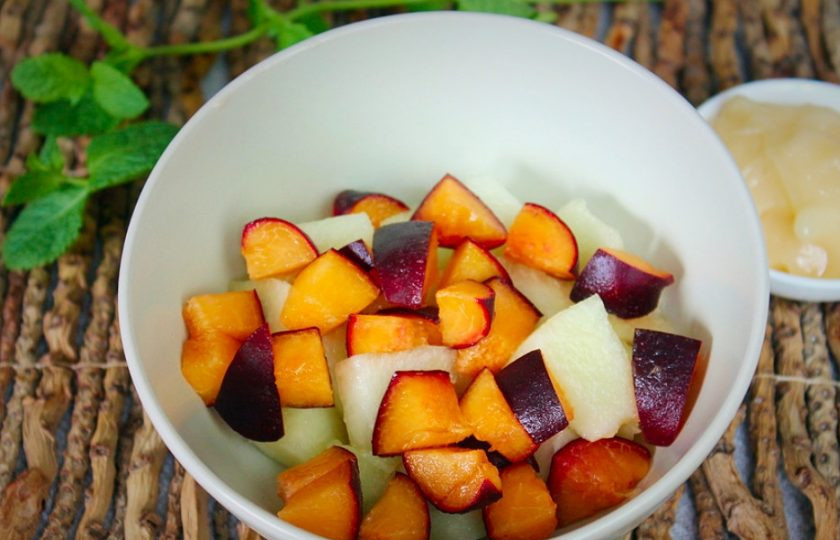 1. Этап. Фруктовый салат из дыни, персика и черного абрикоса: К дыне добавляем нарезанный абрикос.