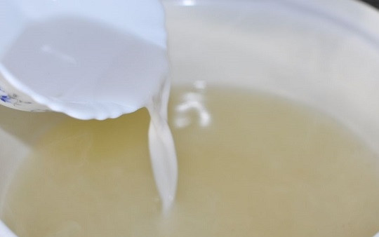 1. Этап. Яблочный кисель: 3. В небольшом количестве воды разведите крахмал. Тщательно перемешайте, чтобы не образовались комочки. Влейте в кастрюлю.