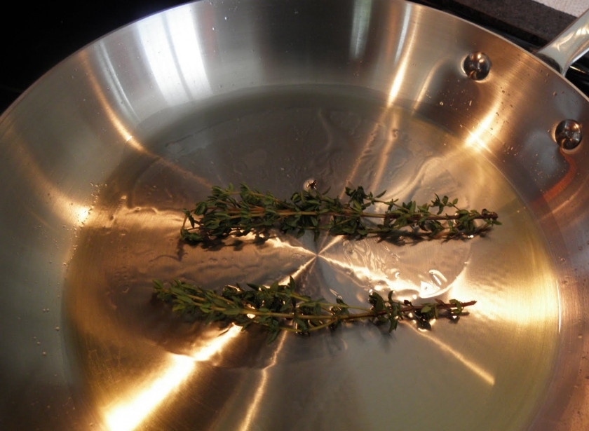 1. Этап. Жареная свинина на сковороде: 1. Рецепт приготовления жареной свинины на сковороде следует начать с маринования мяса. Сперва его необходимо вымыть под холодной проточной водой и просушить. Затем нарезать порционными кусочками. Посолить и поперчить по вкусу, взбрызнуть лимонным соком и по желанию добавить немного меда. Оставить свинину в маринаде на 25-30 минут. По прошествии этого времени отправить в сковороду оливковое масло (можно заменить подсолнечным) и положить веточку тимьяна. По вкусу также можно добавить 1-2 зубчика чеснока.