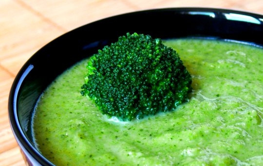 1. Этап. Суп из брокколи для похудения: Растереть суп в блендере. Приятного аппетита!