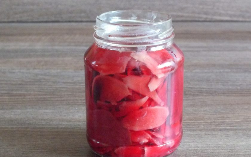 1. Этап. Маринованный имбирь со свеклой: Спустя 3 дня имбирь уберите в холодильник.