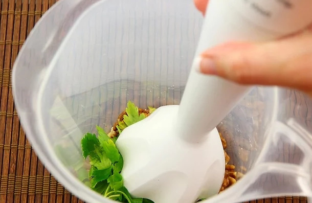 1. Этап. Закуска из грецких орехов с зеленью: 3. Измельчите все до однородности. По вкусу можно добавить соль, перец, еще немного сока лимона или масла.