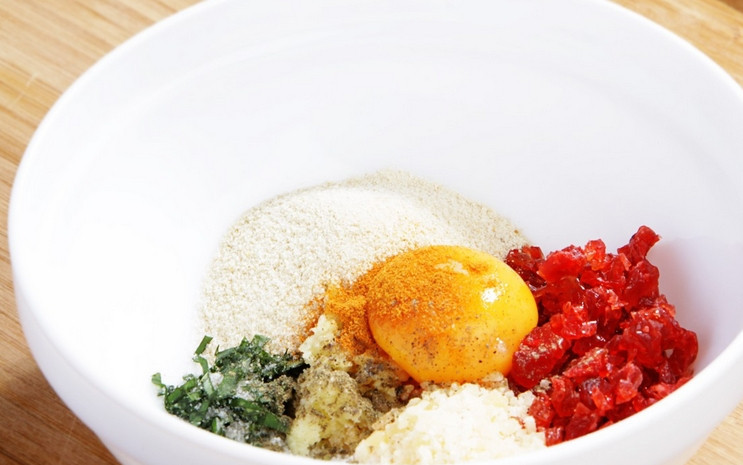 1. Этап. Куриный рулет в пищевой пленке: Смешайте: измельченную сушеную вишню, панировочные сухари, желток, специи и мелко порубленный чеснок.