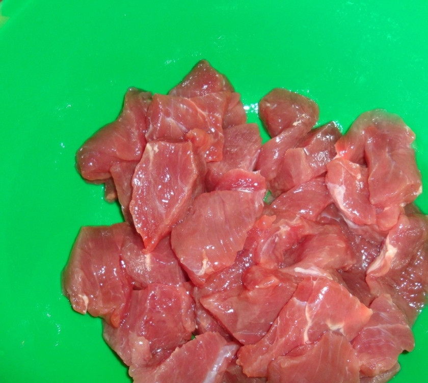 1. Этап. Мясо в мультиварке жареное: 1. Рецепт приготовления мяса в мультиварке жареного начинается с традиционной подготовки самого мяса. Это может быть не только говядина, но и свинина, баранина и любое другое мясо. Для начала говядину необходимо помыть, просушить и избавить от пленок, если они есть. Затем нарезать небольшими кусочками. Чем больше будут кусочки, тем дольше будет готовиться мясо.