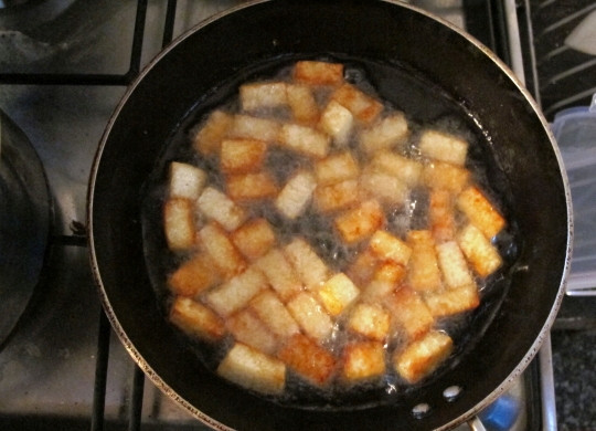 1. Этап. Палак Панир: Панир порежьте кубиками и обжарьте на растительном масле до золотистой корочки. Затем выложите его на бумажное полотенце, чтобы стек лишний жир.