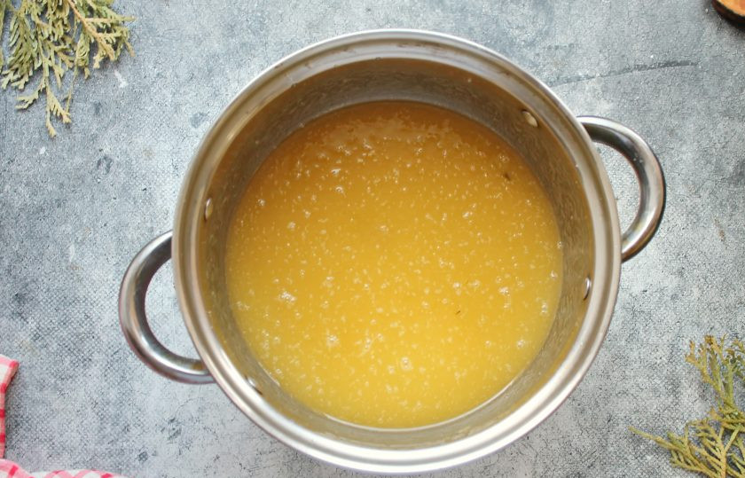 1. Этап. Яблочное повидло в духовке на зиму: Включите духовку разогреваться до температуры 180 градусов. Поставьте кастрюлю с яблоками и сахаром на средний огонь и доведите до кипения. Проварите яблоки, мешая, в течение 10 минут, снимите и пробейте блендером до однородности. Добавьте молотую корицу и перемешайте.