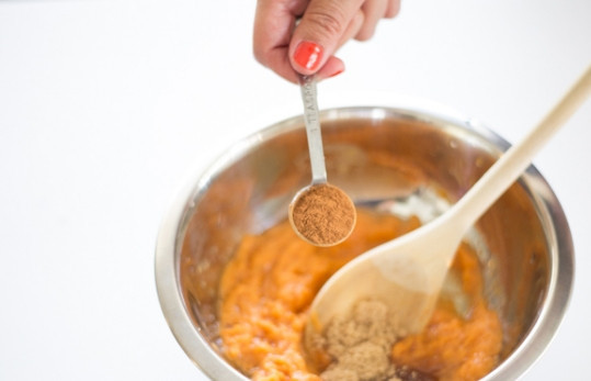 1. Этап. Печенье из пюре батата: 2. Добавьте сахар и корицу.