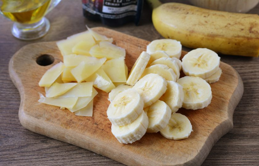 1. Этап. Пицца с бананами: Нарежьте бананы колечками средней толщины. Сыр натрите тонкими пластинками.