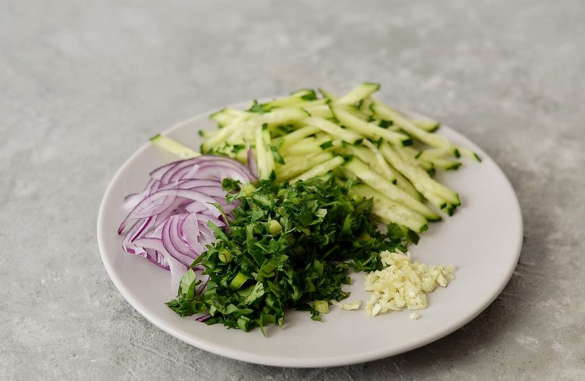 1. Этап. Китайская холодная лапша: Зелень мелко нарежьте. Чеснок измельчите. Лук нарежьте тонкими перьями. Огурец нарежьте тонкой соломкой.