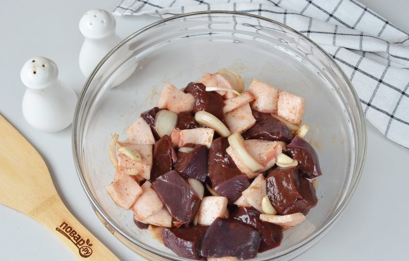 1. Этап. Шашлык из печени говядины на мангале: Перемешайте хорошо. Затяните пленкой и оставьте на 30 минут.