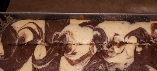 1. Этап. Мраморный кекс: Ставим печь кекс на решётке в предварительно нагретую духовку -180 градусов. Печём 15 минут. Вынимаем кекс из духовки и делаем острым ножом надрез посредине кекса - на глубину 1 см. Ставим кекс обратно в духовку и печём ещё примерно 30 минут. Мне этого времени как раз хватило. У автора было написано всего печь - 55 минут. Смотрим по своей духовке. Я пекла всё вместе по времени - 45 минут.