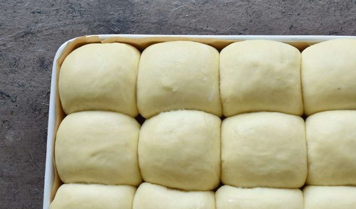 1. Этап. Картофельные булочки с сыром: Можно сделать булочки побольше, например, 12 штук, весом по 90 граммов. Даю время им подняться и сбрызгиваю их молоком. Можно смазать верх булочек яичным желтком. Выпекаю в разогретой до 180 градусов духовке 45 минут.