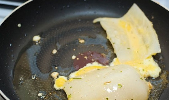 1. Этап. Кальмары с брокколи: 5. И выложите на сковороду. Жарьте буквально по 1 минутке с каждой стороны до золотистого цвета.