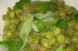 1. Этап. Варенье из крыжовника с желатином: 3. Добавляем листики мяты и толчем еще раз все вместе.