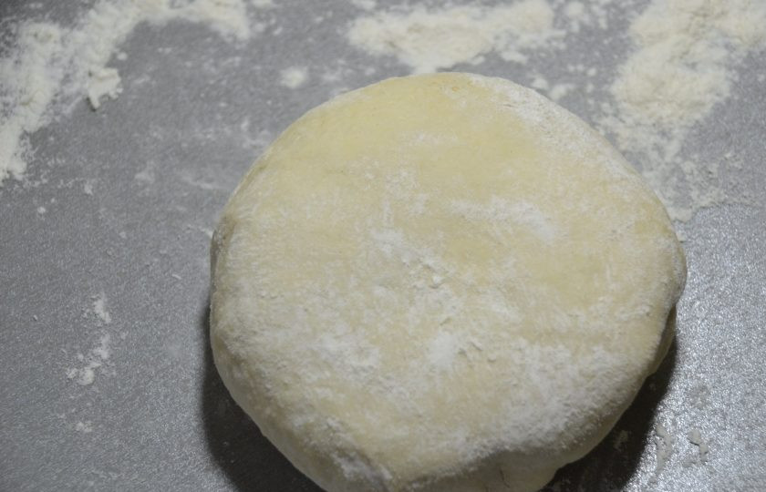 1. Этап. Пицца Миланская: Выложите тесто на рабочую поверхность стола, припыленную мукой, подкатайте в шар.