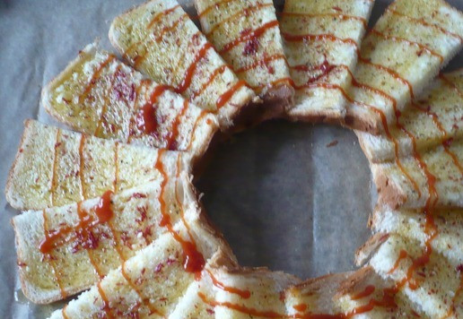 1. Этап. А-ля пицца с колбасой Индилайт: Затем смажьте хлеб кетчупом.