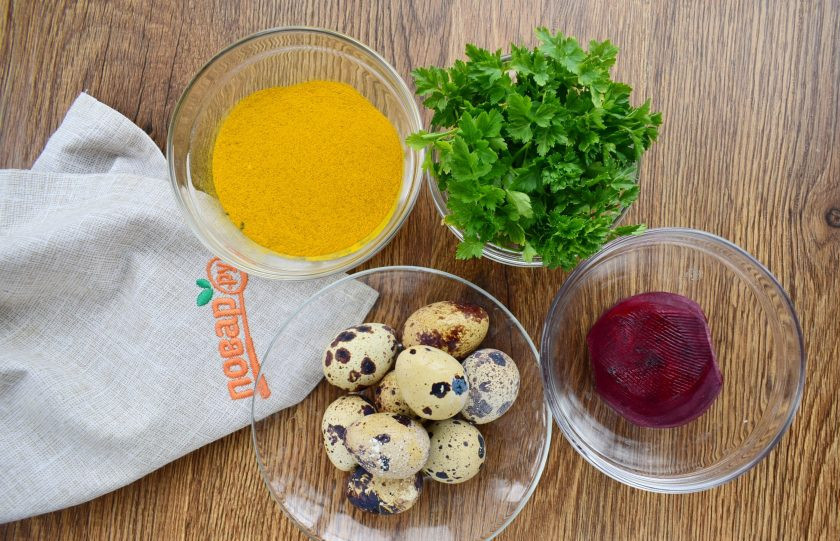 1. Этап. Перепелиные яйца-крашенки на Пасху: Перепелиные яйца залейте водой, доведите до кипения, варите в течение 5 минут, залейте холодной водой. Подготовьте нашу палитру: свеклу, куркуму и свежую петрушку.