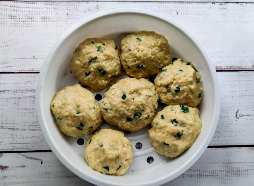 1. Этап. Котлеты из кабачков на пару: Сформируйте небольшие котлеты, выложите их в пароварку и готовьте 20 минут.