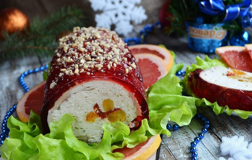 1. Этап. Куриный рулет в гранатовом желе: Очень осторожно удалите пленку, посыпьте фисташками или орешками и подайте. С Наступающим!!!