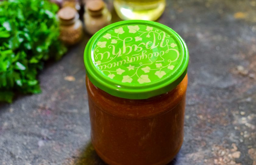 1. Этап. Кабачковая икра на зиму Пальчики оближешь: Банку поставьте дном вверх и укройте одеялом, оставьте на сутки в покое.