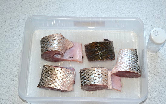 1. Этап. Пеленгас на мангале: Посолите каждый кусочек со всех сторон.