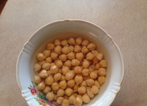 1. Этап. Пюре из нута с тыквой и грибами: 2. С утра нут увеличится в размере и сварится намного быстрее. Промываем его под проточной водой.