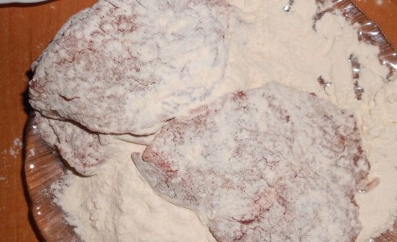 1. Этап. Шницель по-венски: Подготовьте тарелки с мукой и сухарями. Вначале куски мяса обваляйте в муке.