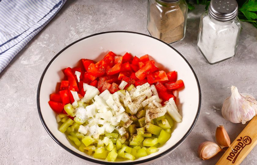 1. Этап. Мидии по-испански: Нарежьте репчатый лук таким же образом и добавьте в емкость вместе с солью и молотым черным перцем.