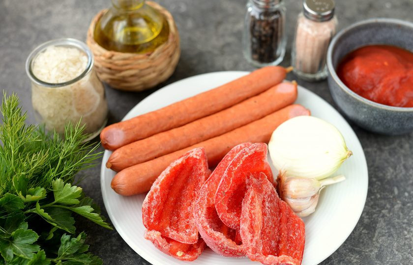 1. Этап. Американский обед: Подготовьте все необходимые ингредиенты. Колбаски для приготовления блюда понадобятся подкопченные или копченые. Лук, чеснок и перец почистите и помойте.