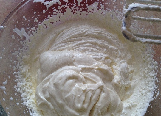 1. Этап. Бисквитный торт с вишней и творожным кремом: 10. Сливки (350 мл) взбиваем с сахаром до устойчивых пиков, добавим творожную массу и взобьем до однородности.