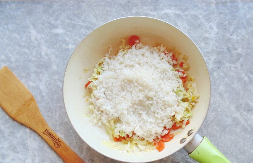 1. Этап. Рис с пекинской капустой: Рис хорошо промойте и отварите в подсоленной воде до полной готовности. Воду слейте. Рис переложите в сковороду с овощами и пекинской капустой.