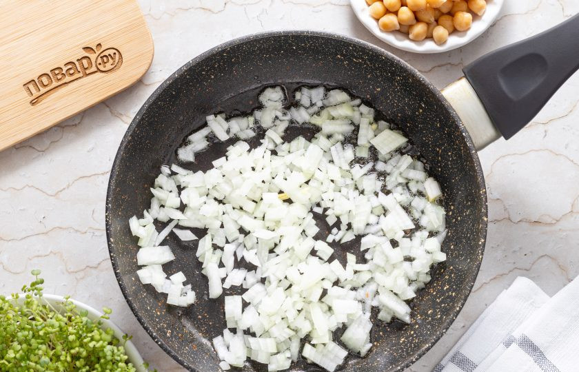 1. Этап. Нут с грибами в сливочном соусе: Репчатый лук нарежьте на мелкие кубики, затем обжарьте в сковороде с растительным маслом до золотистого цвета.