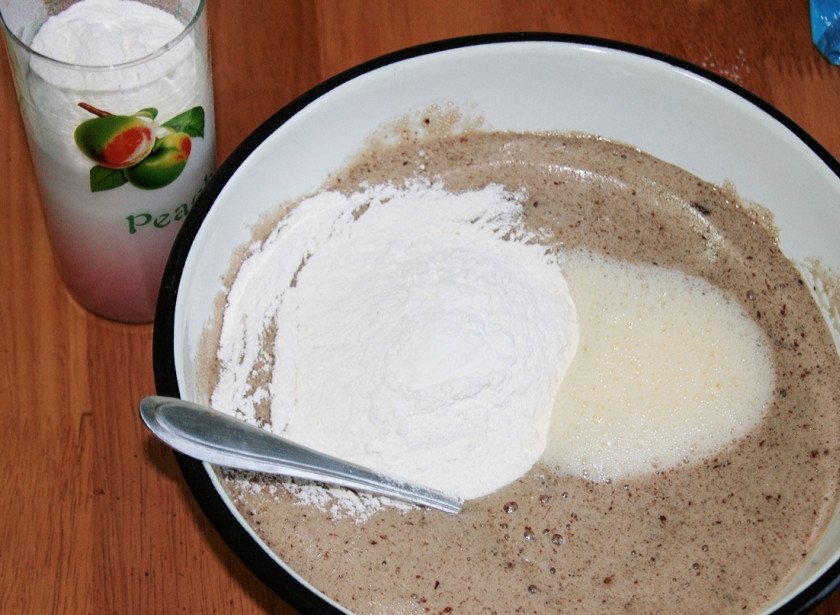 1. Этап. Коврижка: простой рецепт: Варенье вылейте в миску глубокую, добавьте ложку соды и оставьте минут на 5. Затем добавьте сахар, щепотку соли, размешайте. Затем добавьте яйца взбитые и постепенно подсыпайте муку.