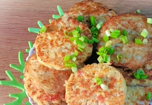 1. Этап. Картофельные лепешки с мясным припеком: Получились очень аппетитные лепешки, ароматные и сытные.