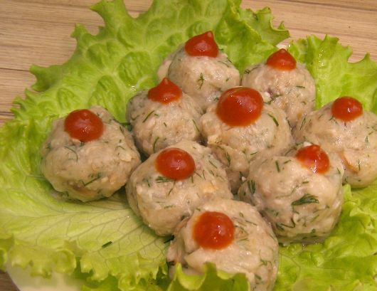 1. Этап. Фрикадельки грибные: К столу подаем, украсив листьями салата и кетчупом. Приятного аппетита!