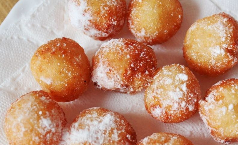 1. Этап. Творожные пончики, жаренные в масле: В казане или во фритюрнице разогрейте растительное масло без запаха. Затем обжаривайте в кипящем масле пончики, пока они не станут золотистого цвета. Готовые пончики выложите на салфетки, чтоб впитался лишний жир.