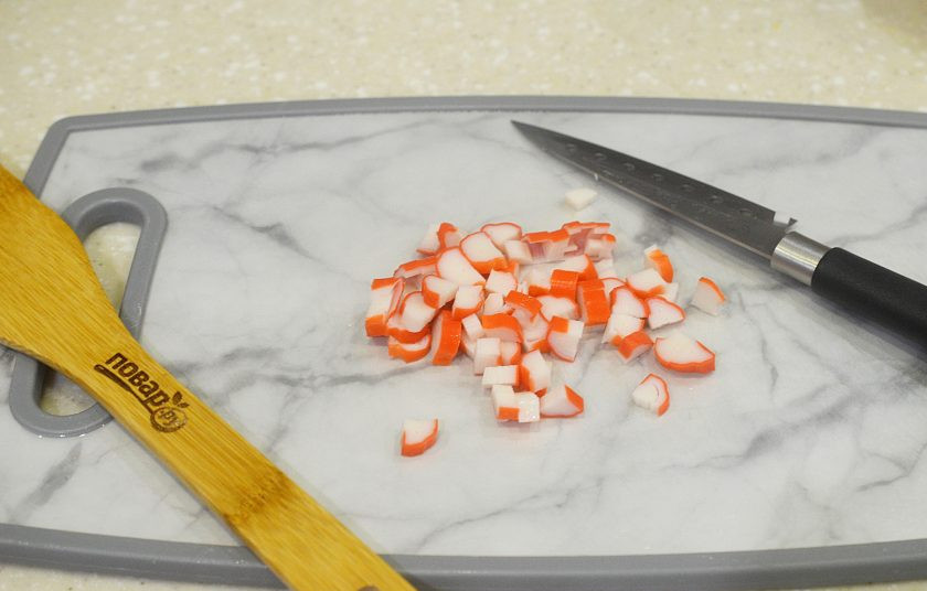 1. Этап. Салат Морская фантазия: 2. Крабовые палочки нарежьте кубиком.