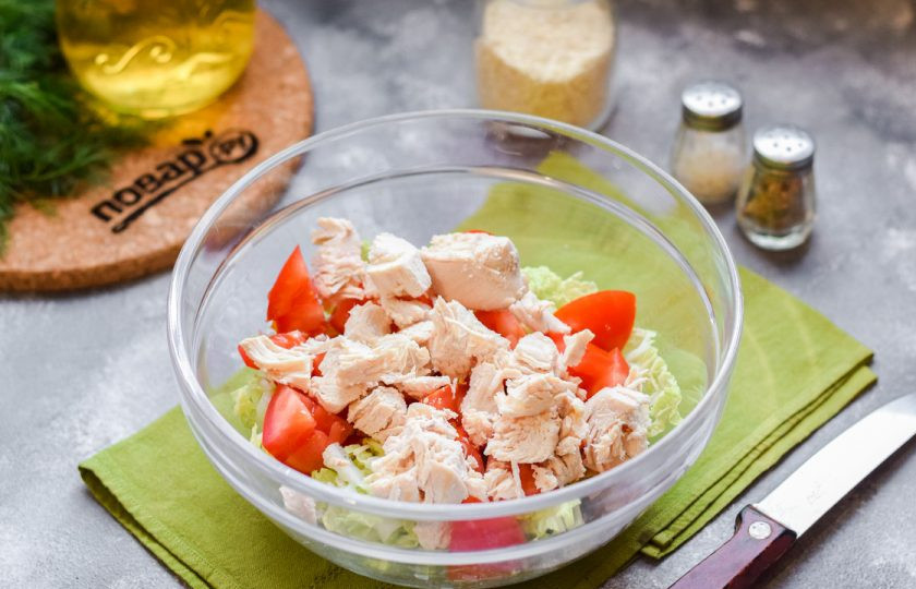 1. Этап. Салат с курицей и пекинской капустой: Куриное филе нарежьте небольшими кубиками и добавьте в салат.