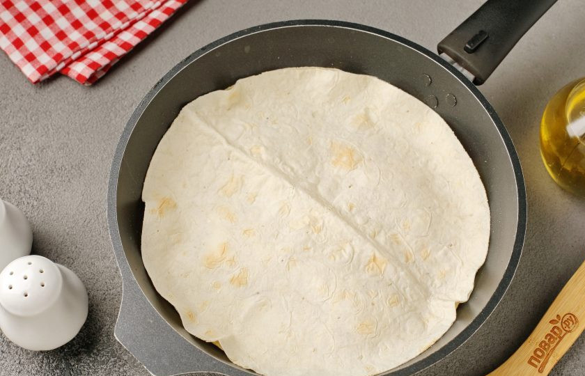 1. Этап. Яичница с помидором и сыром в лаваше на сковороде: Накройте вторым лавашом и под крышкой на среднем огне дайте низу подрумяниться.