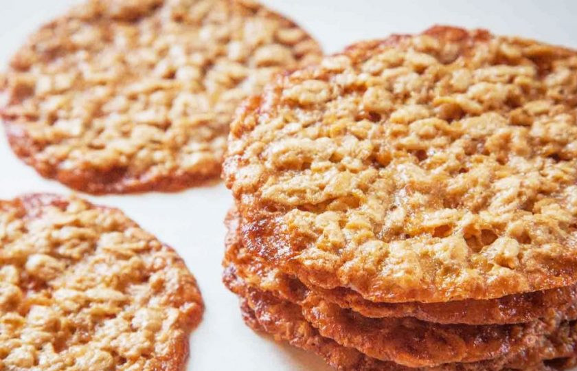 1. Этап. Тонкое овсяное печенье: 7. Поставьте противень с печеньем в заранее разогретую до 180 градусов и выпекайте в течение 8 минут, пока печенье не станет золотисто-коричневого цвета. После приготовления достаньте печенье с духовки, остудите и подавайте к столу.