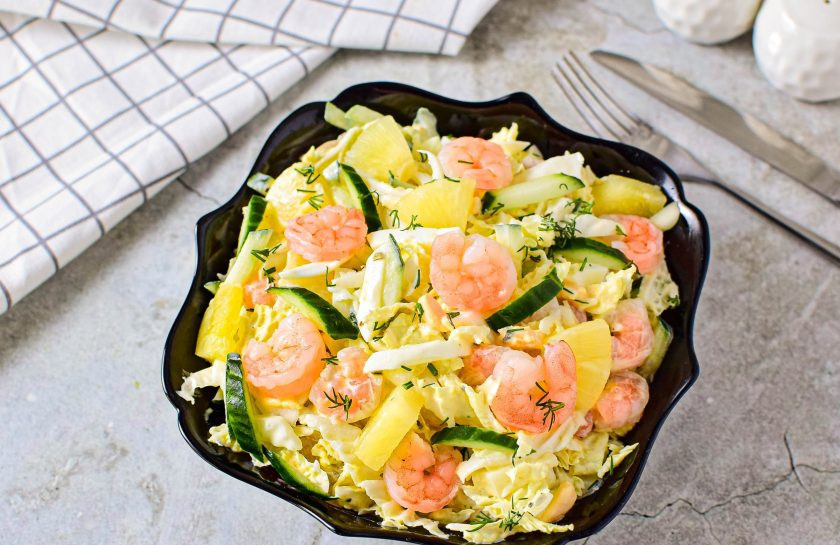 1. Этап. Салат с ананасом, креветками и пекинской капустой: Переложите салат в подходящий салатник и подавайте к столу. Приятного аппетита!