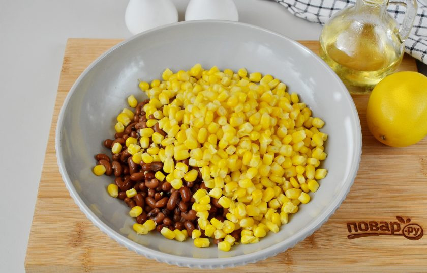 1. Этап. Овощной салат с фасолью и кукурузой: В большой салатник выложите фасоль и кукурузу.