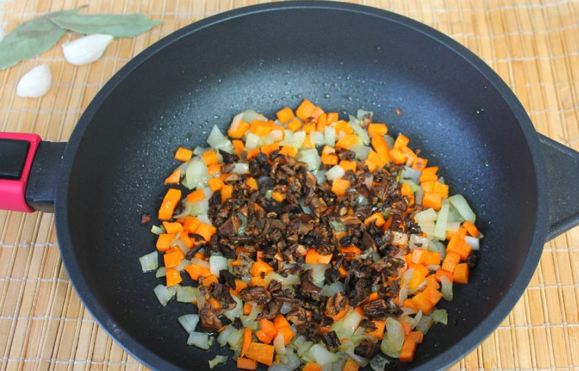 1. Этап. Тушеные свиные почки: Грибы размокли. Нарезаем их мелко и добавляем в сковороду к овощам. Готовим на малом огне 10 минут.