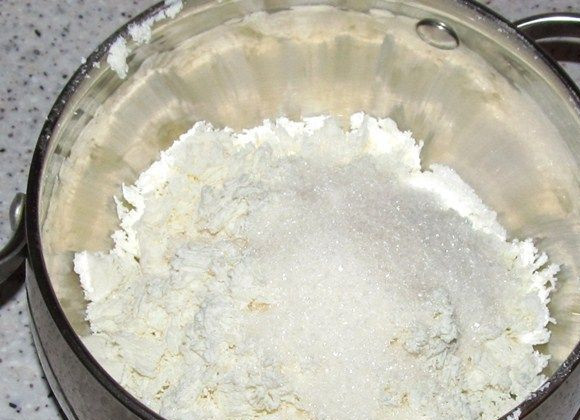 1. Этап. Крем творожно-сливочный: В творожную массу добавляем половину от всего сахара (40-50 грамм).